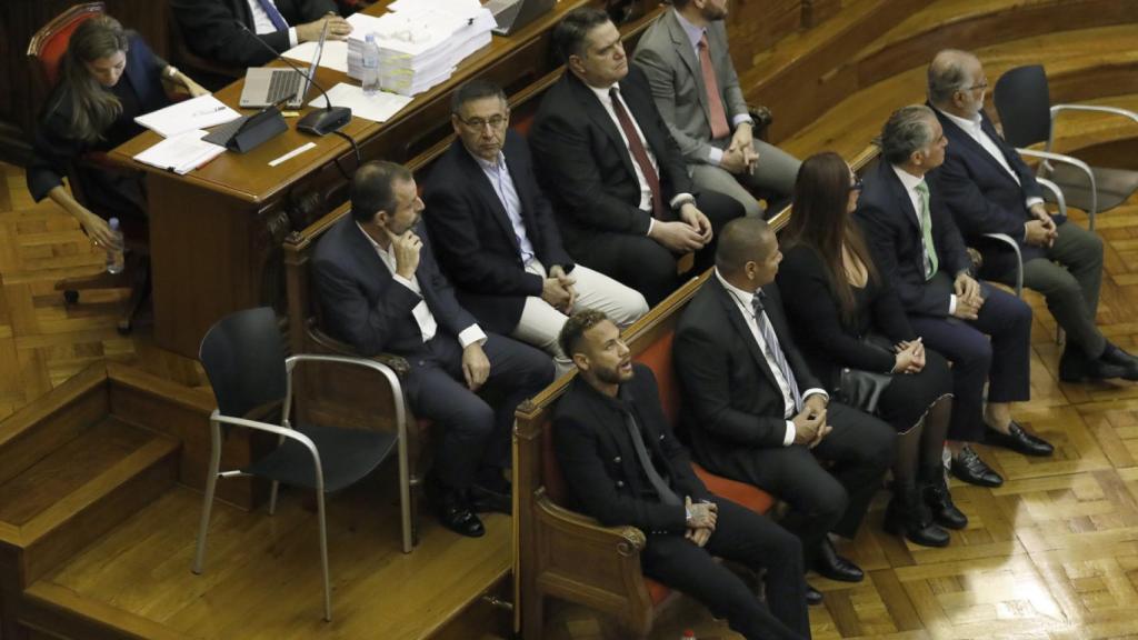 Sandro Rosell y Josep Maria Bartomeu, sentados detrás de Neymar Jr y su padre