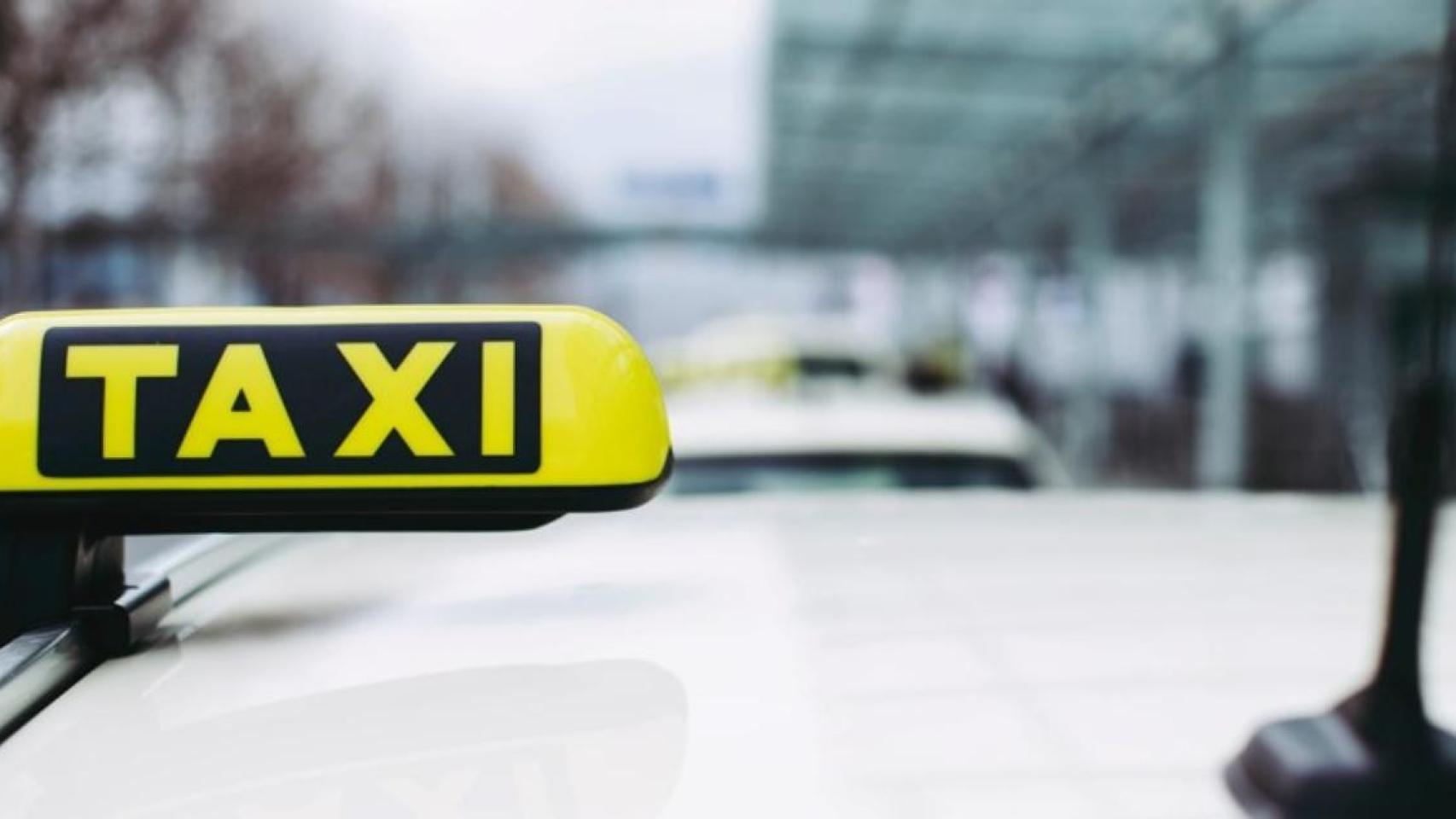 Imagen de la señal luminosa de un taxi / Markus Spiske en UNSPLASH