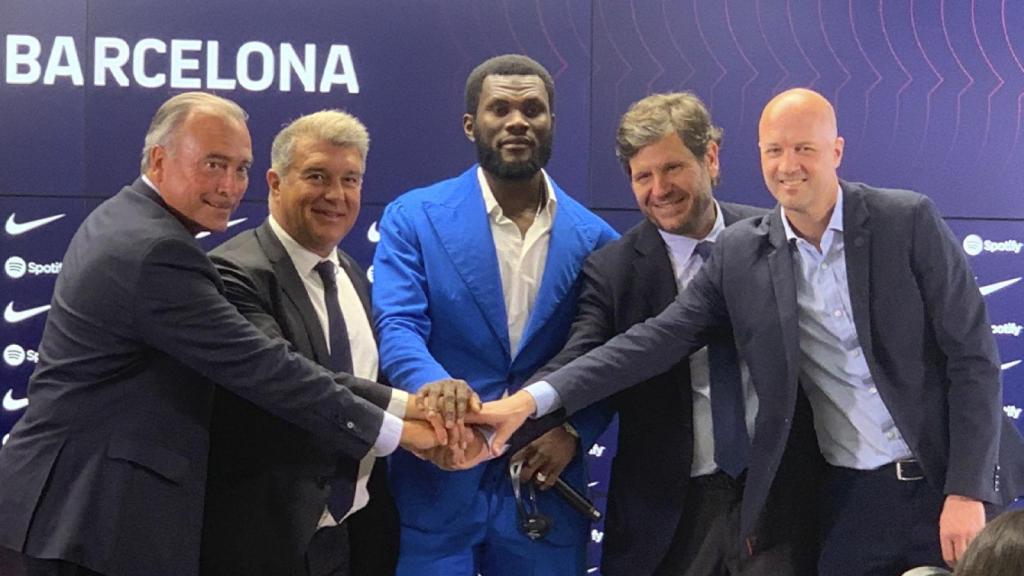 Franck Kessie junto con Joan Laporta, Mateu Alemany, Rafa Yuste y Jordi Cruyff