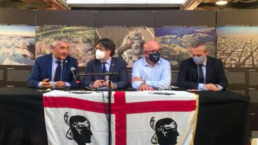 Carles Puigdemont comparece junto a Gonzalo Boye y Josep Lluís Alay en L'Alguer