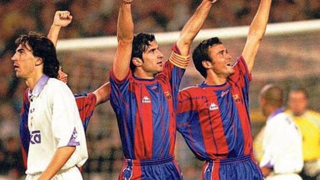Luis Figo y Luis Enrique celebran un gol del Barça contra el Real Madrid en un clásico