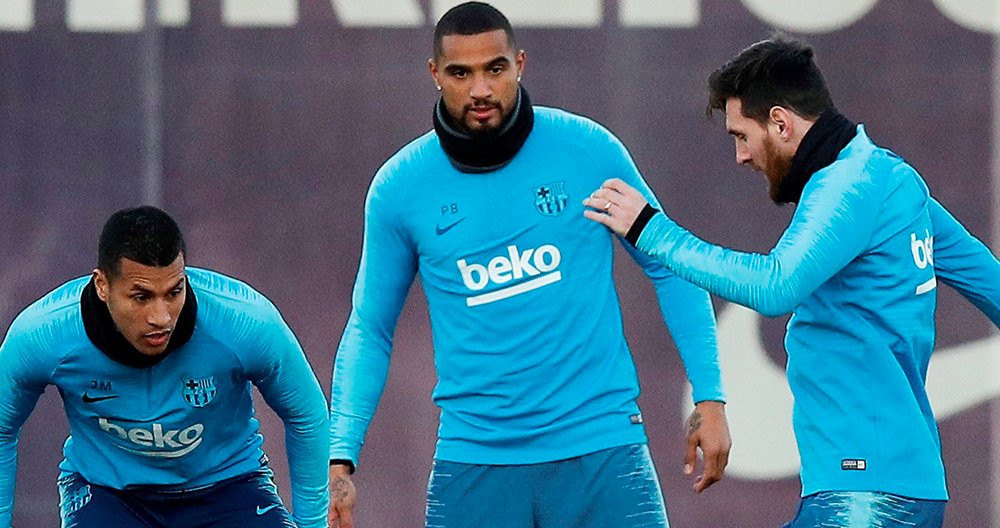 Los futbolistas del Barça Jeison Murillo y Prince Boateng siguen una jugara de Leo Messi durante un entrenamiento / EFE