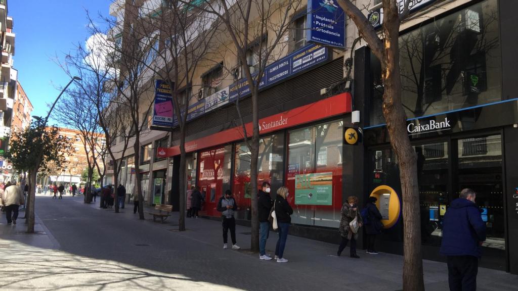 Varios clientes de banca hacen cola ante las sucursales / CG