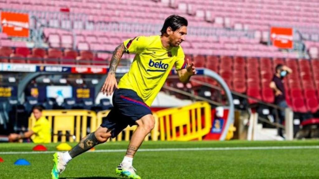 Leo Messi entrenando con la camiseta de entrenamiento / FC Barcelona