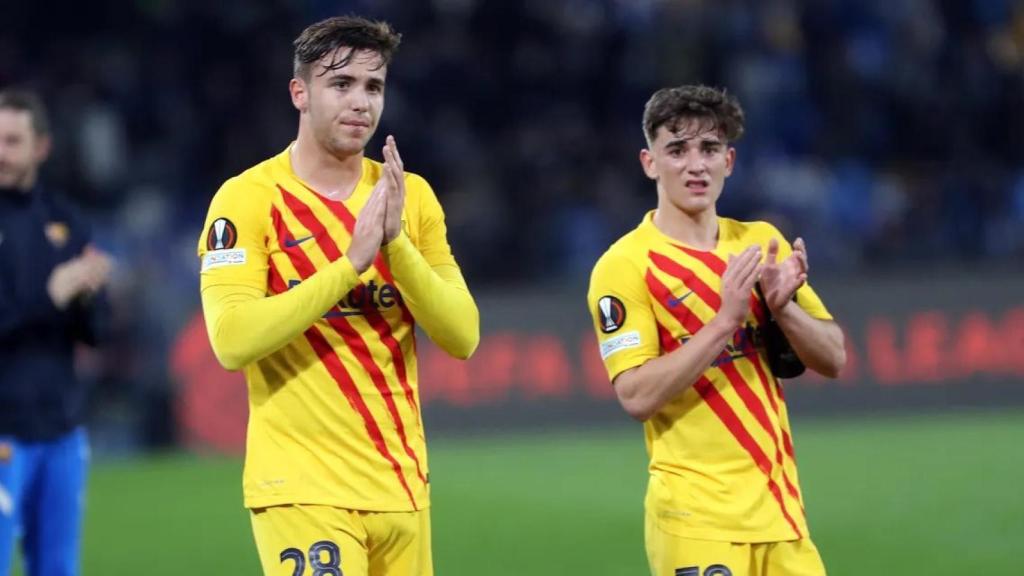 Nico y Gavi, aplaudiendo a la afición del Barça, en un partido en la Europa League / FCB
