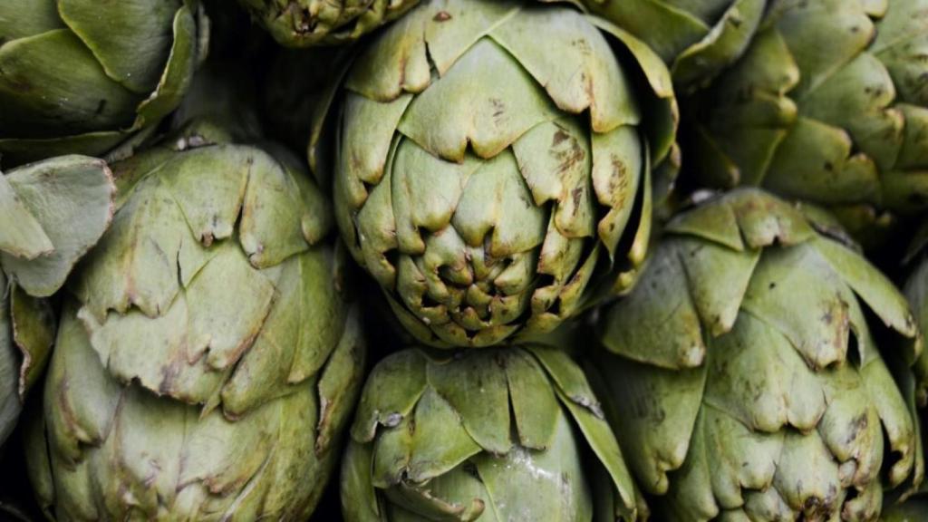 Varias alcachofas