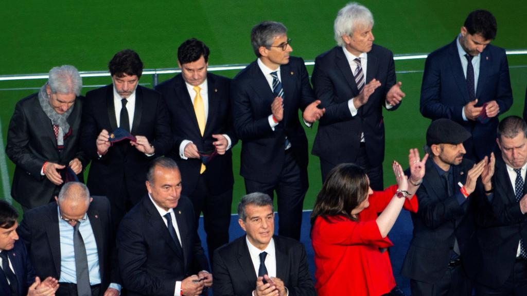 Joan Laporta con su junta directiva en la investidura