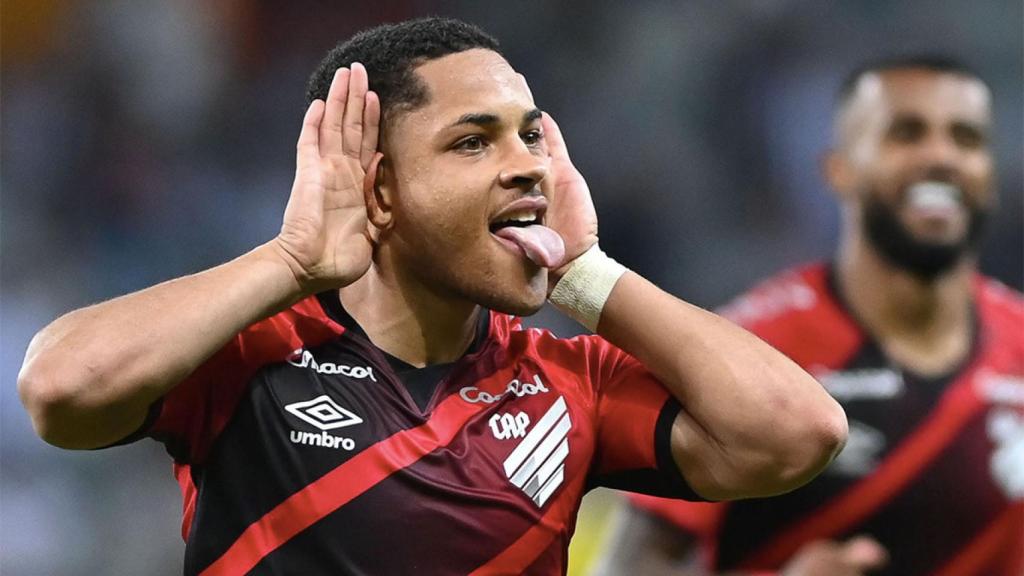 Vitor Roque, celebrando un gol marcado con el Atlético Paranaense