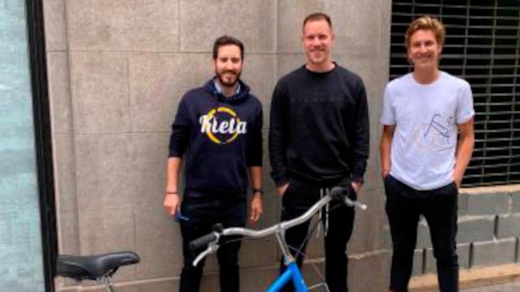Ter Stegen (centro), con los fundadores de la startup Kleta