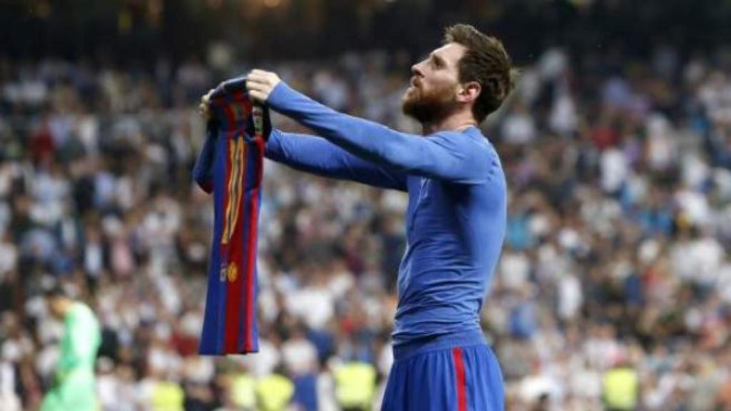 Messi exhibe su camiseta tras marcar el gol de la victoria del Barça en el Bernabéu en abril de 2017