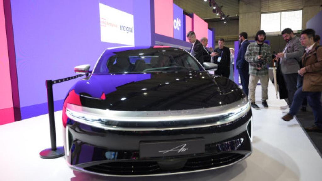Un coche eléctrico de la marca Saudi Telecom en el MWC 2023 / LUIS MIGUEL AÑÓN (CG)