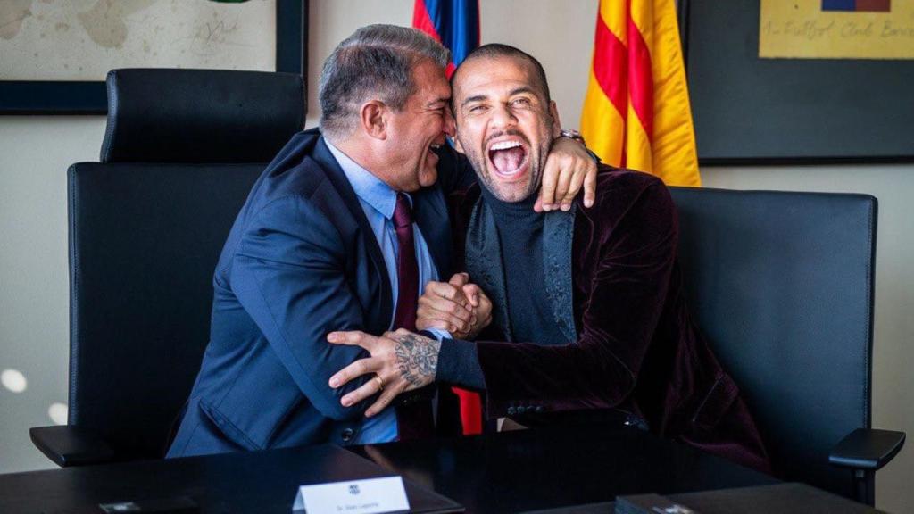 Joan Laporta se abraza a Dani Alves, entre risas, en la firma de su contrato con el Barça
