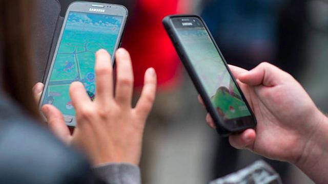 Jóvenes usando sus teléfonos móviles / EFE