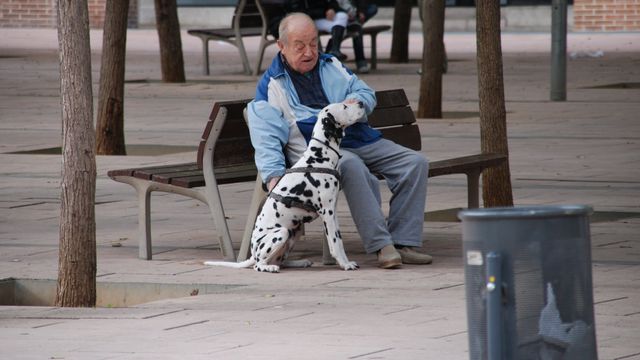 Un señor acaricia a su perro / MARKUS