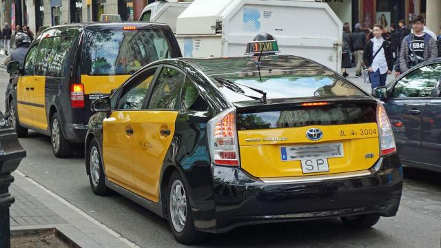 s taxis en una calle de Barcelona / MARIODo DURÁN