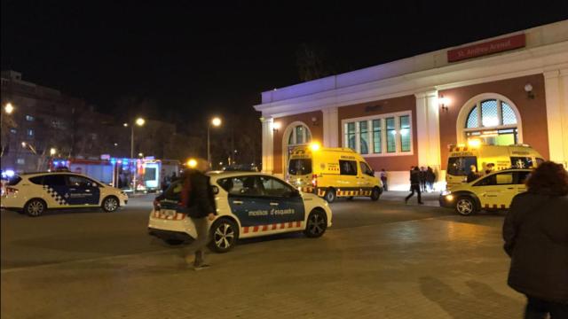 Un coche de Mossos d'Esquadra en la estación de la Renfe de Sant Andreu Arenal