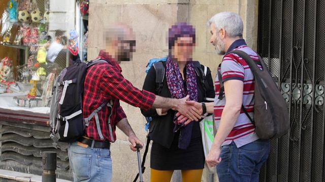 Mark Serra acude al encuentro con los supuestos usuarios de Airbnb / Metromuster