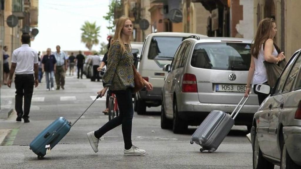 Dos turistas se dirigen a su alojamiento en una imagen de archivo / EFE