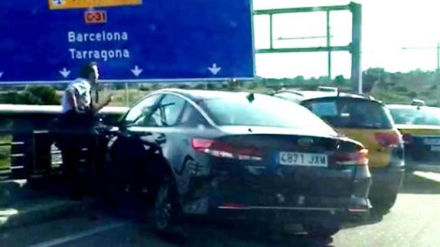 Colisión y bronca entre taxi y coche Cabify / ARCHIVO