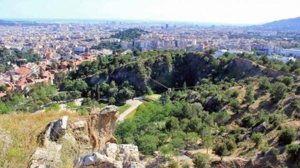 El parque de la Creueta del Coll, con Barcelona al fondo. / CR