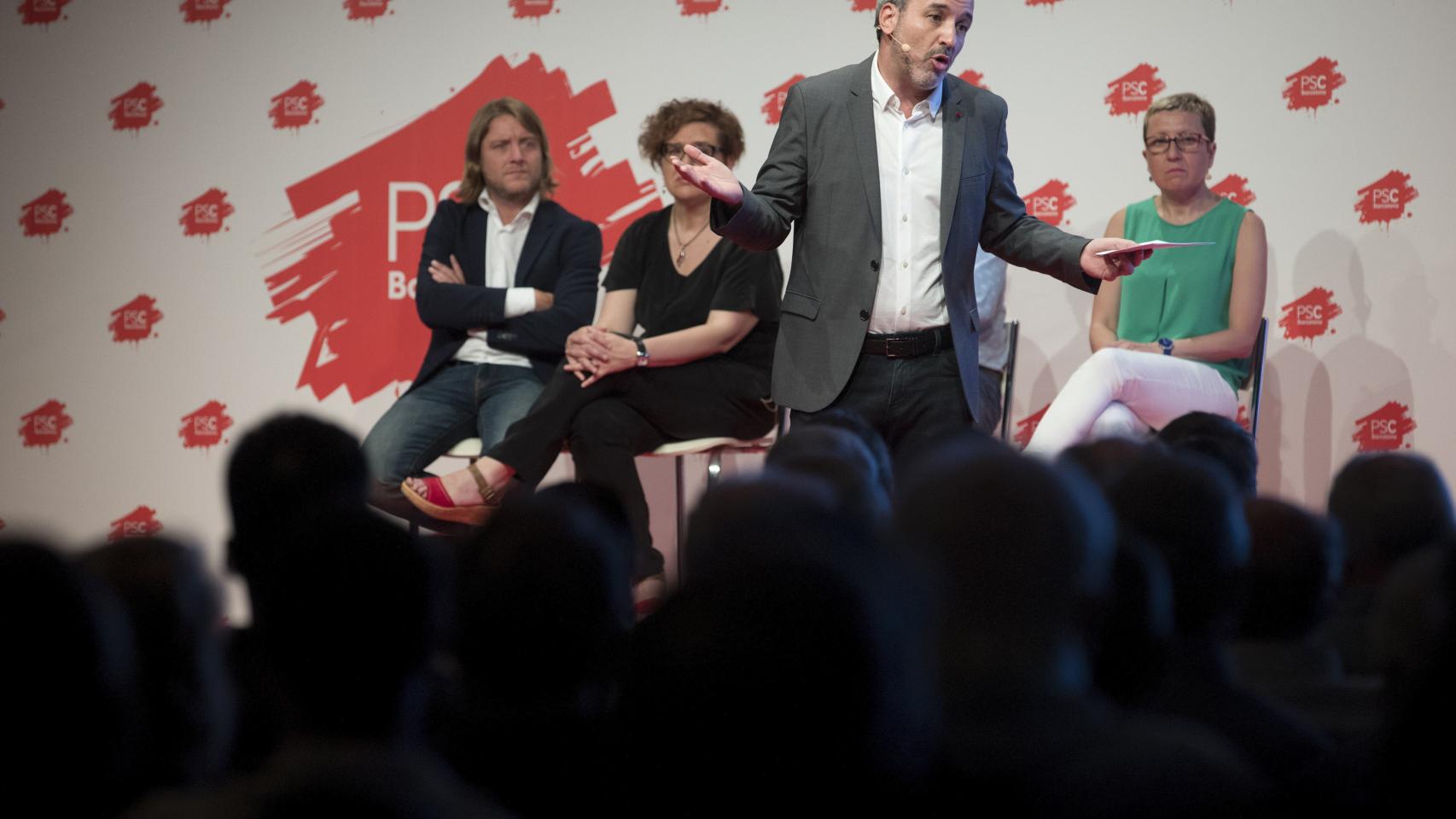 Jaume Collboni se dirige a los simpatizantes socialistas en el acto en el CCCB / EFE