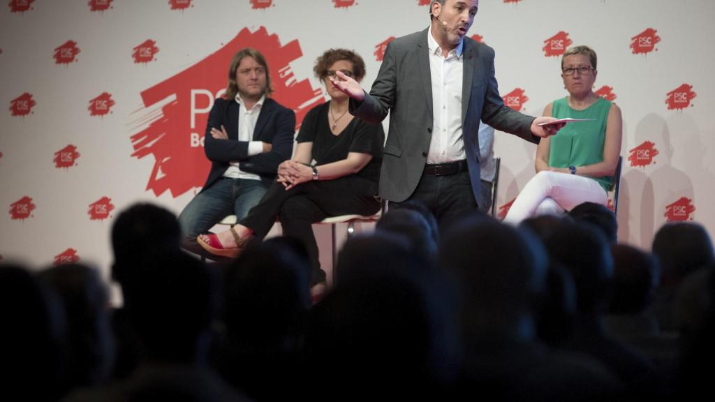 Jaume Collboni se dirige a los simpatizantes socialistas en el acto en el CCCB / EFE