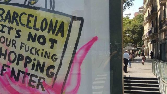 El cartel “Barcelona no es vuestro puto centro comercial” aparecido en la ronda Sant Antoni / @AlfredBosch