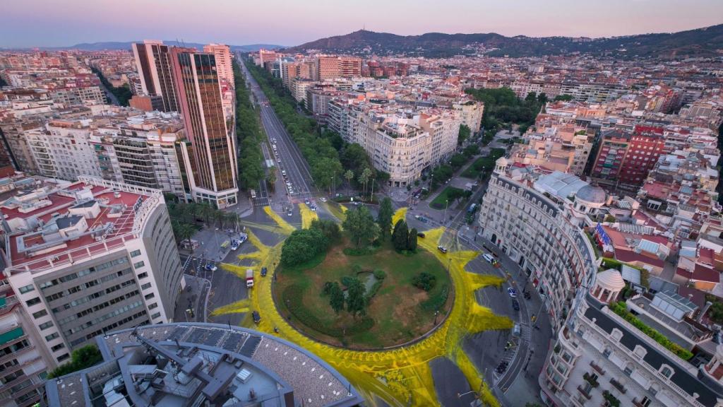Imatge aèria de la placa Frances Macià amb el dibuix d'un sol / Greenpeace Espanya