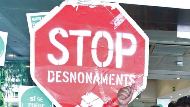 Imagen de carteles en contra de los desahucios en Catalunya / EFE