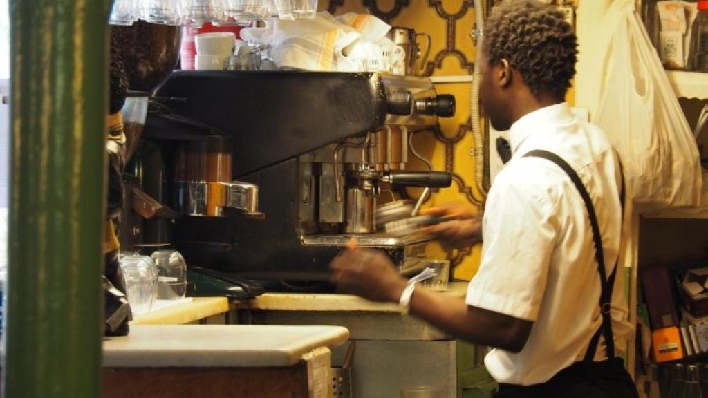 Un camarero del restaurante Can Lluís / METRÓPOLI - ARNAU MAS