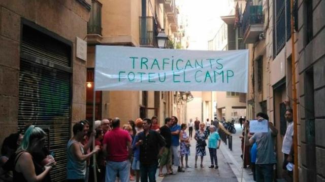 Concentración de vecinos del Raval frente a un punto de venta / Cuenta de Twitter @accioraval