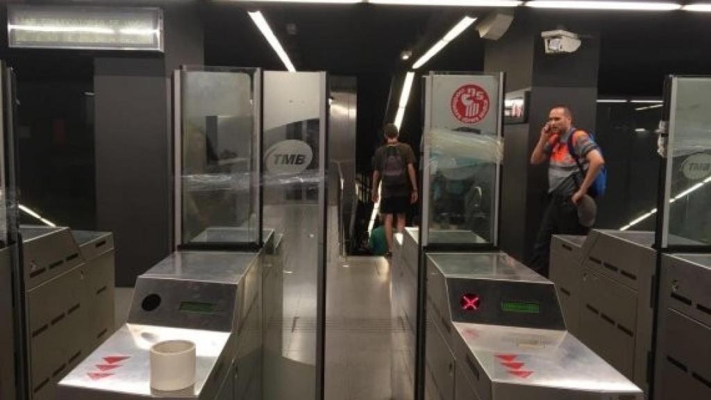 Un agent de seguretat a l'estació de metro de Sant Andreu /M.S.