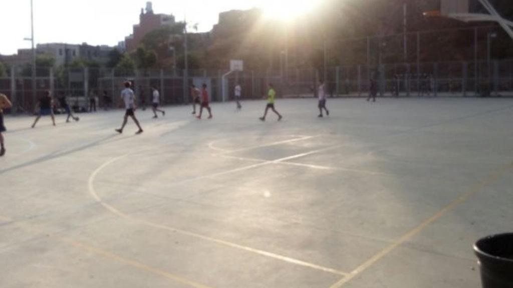 Niños jugando en la pista deportiva de Can Baró