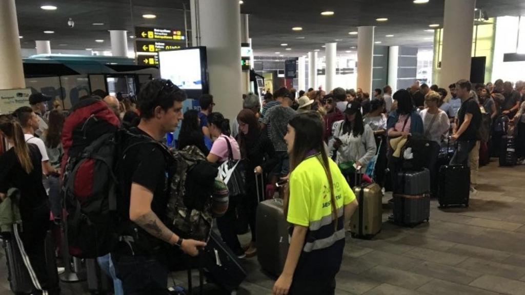 Colas de espera para tomar el Aerobús / PABLO ALEGRE