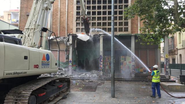 La grúa derriba el porche de la Iglesia / PABLO ALEGRE