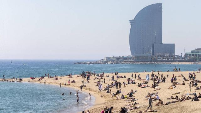 El Vela, de fondo, uno de los hoteles de lujo Barcelona / EFE