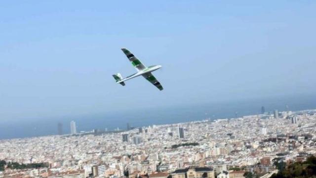 Volando el avión con una magnífica vista sobre Barcelona y el mar
