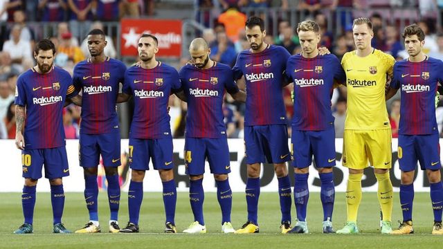 Los jugadores del Barça guardan un emotivo minuto de silencio por las víctimas de los atentados terroristas de Barcelona y Cambrils / EFE