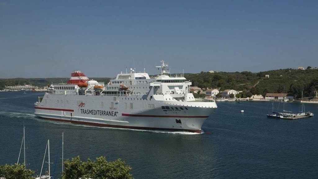 Vaixell que uneix Barcelona i Menorca / Transmediterránea
