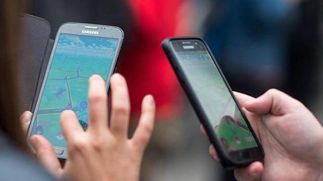 Imagen de archivo de dos móvil que reflejan las nuevas adicciones / EFE