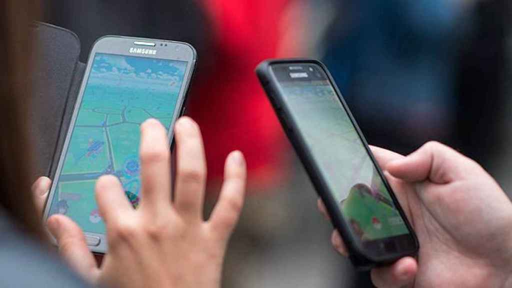 Imagen de archivo de dos móvil que reflejan las nuevas adicciones / EFE