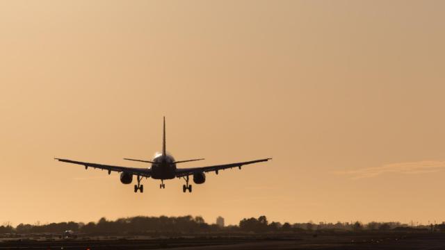 Un avión aterriza en el aeropuerto de Barcelona El Prat / JORDI CUCURULL - FLICKR