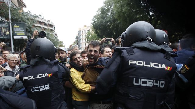 Agentes antidisturbios de la Policía Nacional durante el referéndum del 1-O/EFE