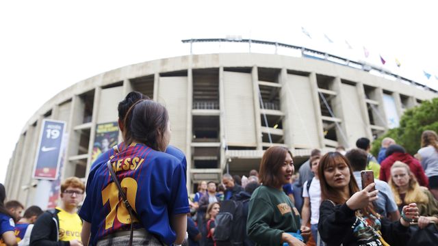 Aficionados del Barça en los exteriores del Camp Nou / EFE