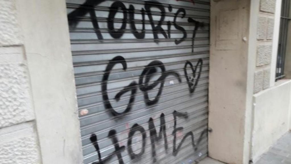 Pintada contra turistes a Gràcia / D. B.