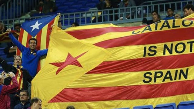 Aficionados del Barça exhiben una gran estelada en un Camp Nou con muchos asientos libres / EFE