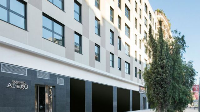 Colau expedienta con 180.000 euros al dueño de un piso público que lo alquiló