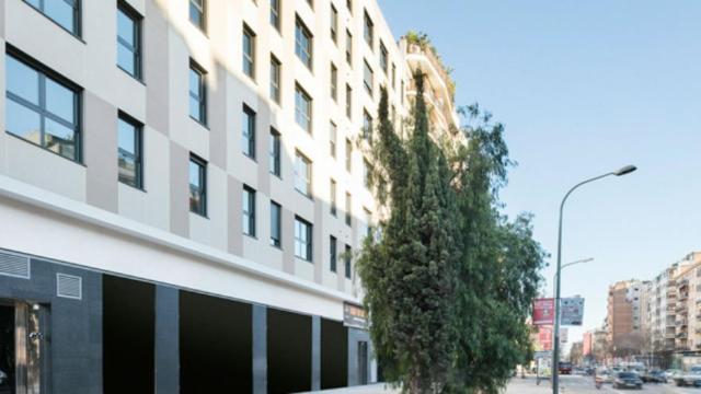 Colau expedienta con 180.000 euros al dueño de un piso público que lo alquiló