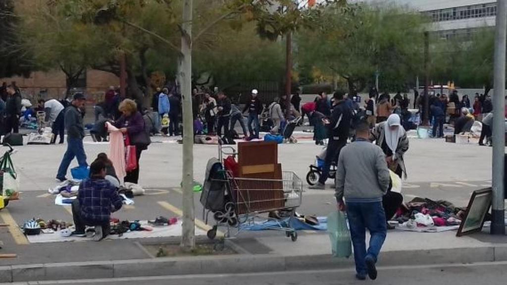 Grups de venedors del top manta de la misèria a Glòries_570x340