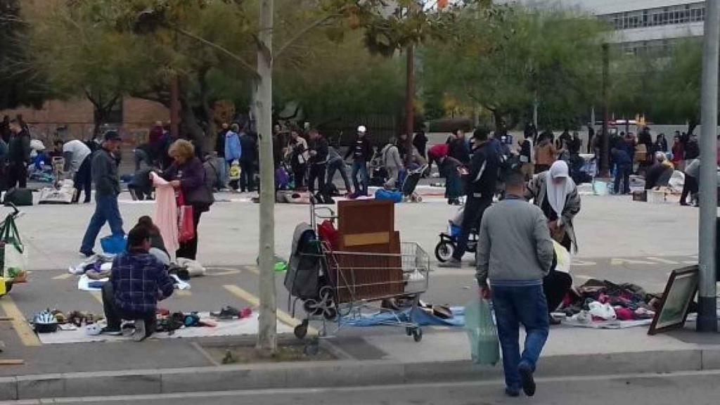 Grups de venedors del top manta de la misèria a Glòries_570x340